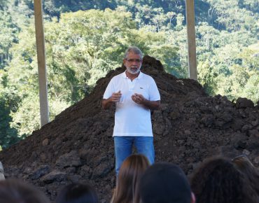 Marcelo de Carvalho apresenta a um grupo de estudantes a área de compostagem da Biovert